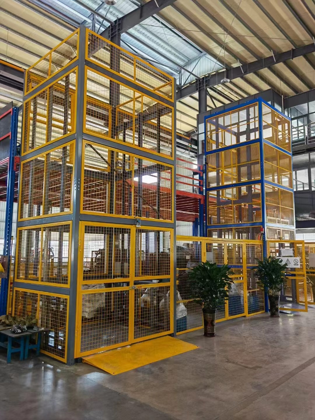 2.5 Tons Guide Rail Hydraulic Elevator Lift for Warehouse Cargo Loading CE