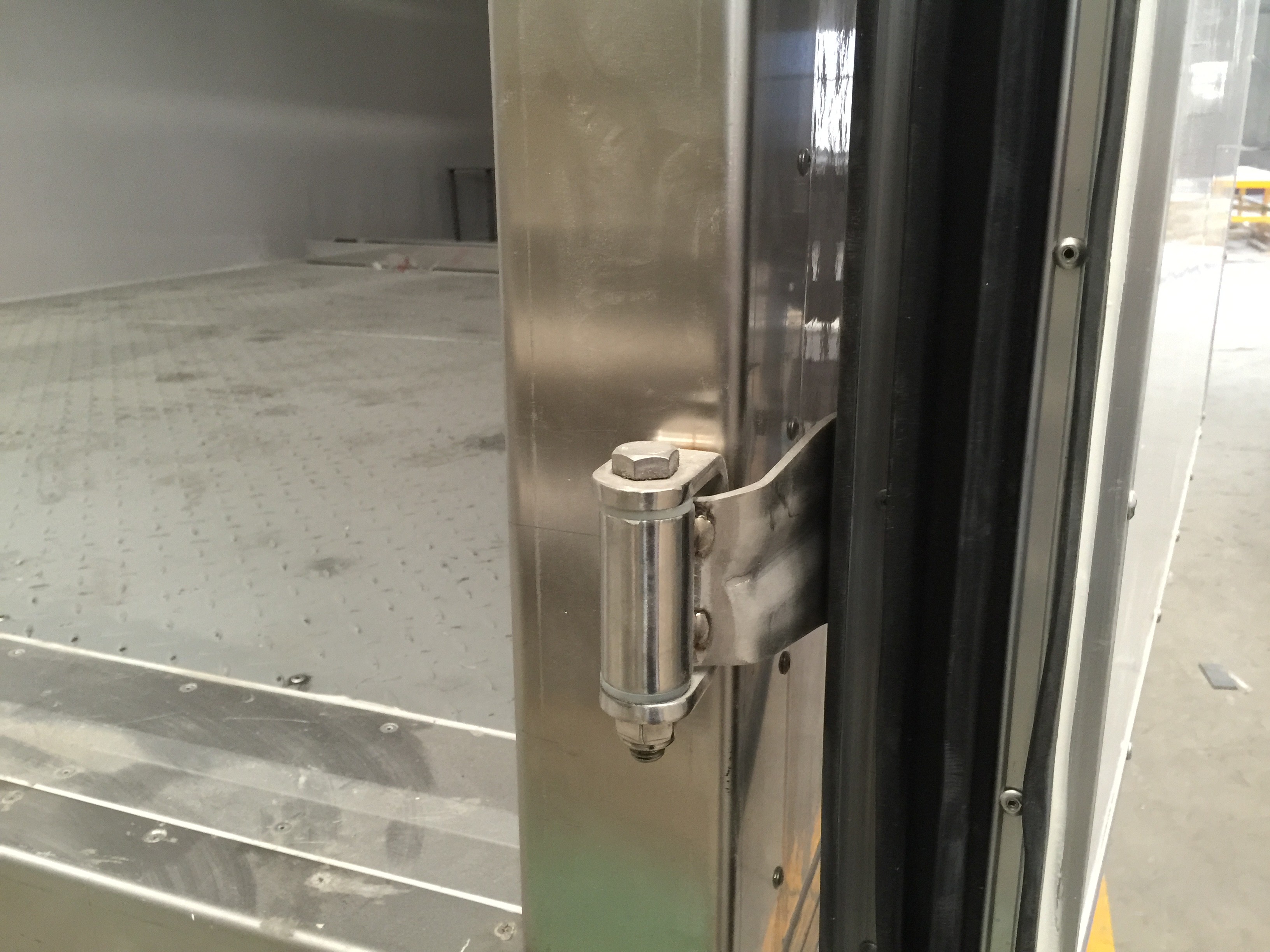 CCC / BV Refrigerated FRP Sandwich Panels Box Truck 95 hp Euro IV for meat and fish