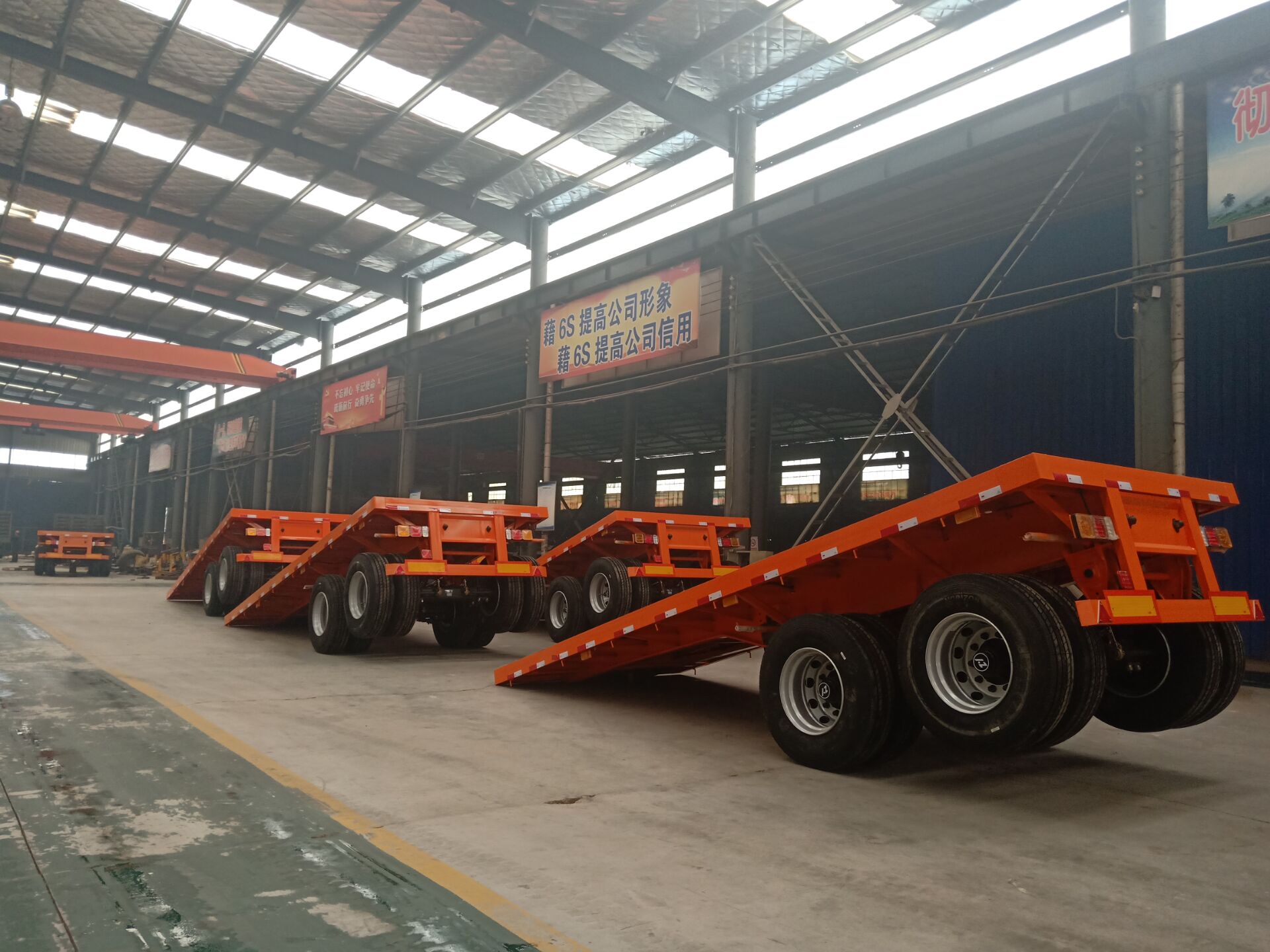 Truck Trailer Two Axles 20FT Container Flatbed Type with Light Tare Weight of 4 Ton