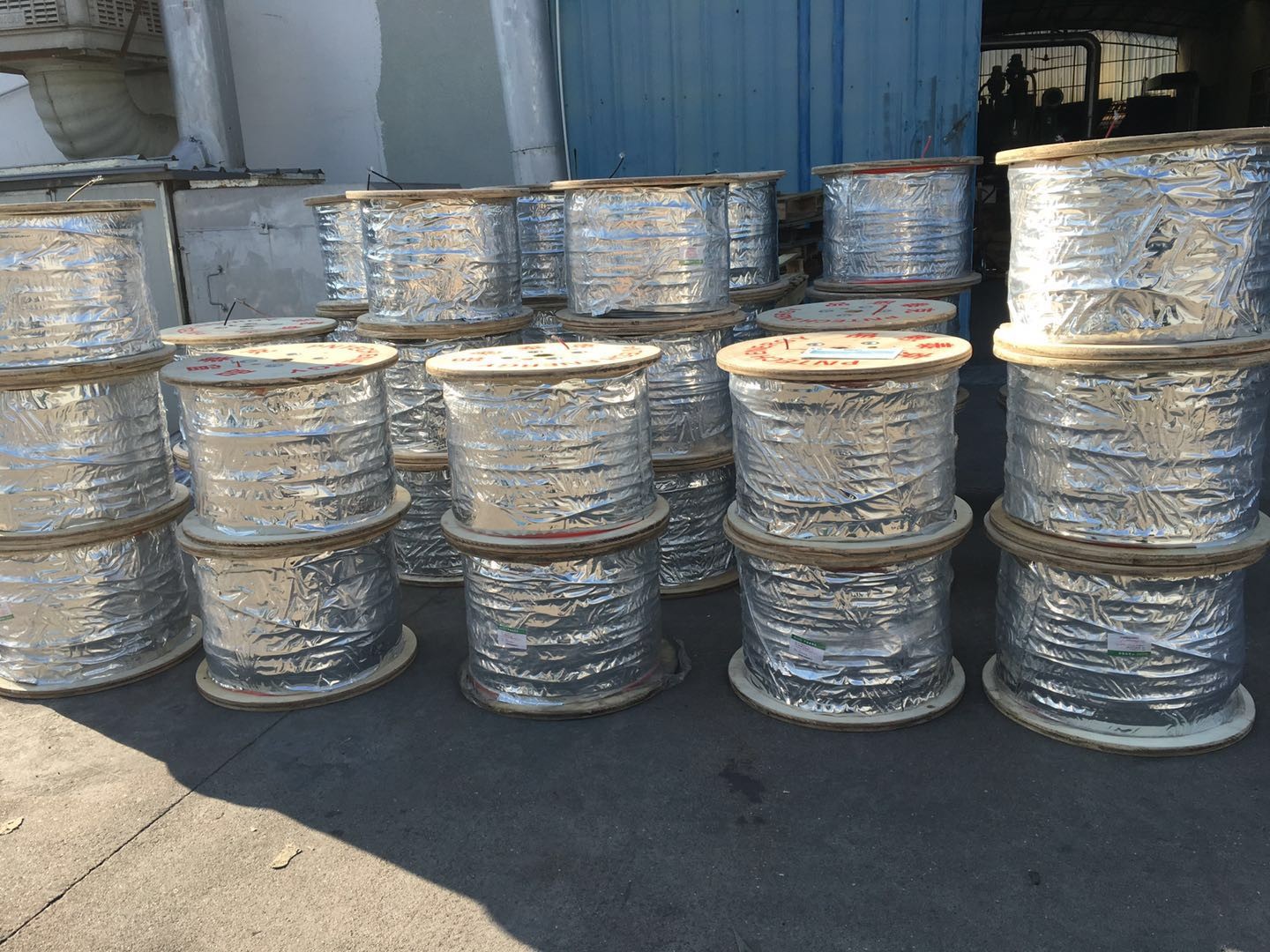 TUV XLPE 2 PfG 1169 PV1-F 2.5mm DC solar cable UV Resistance Tinned Copper