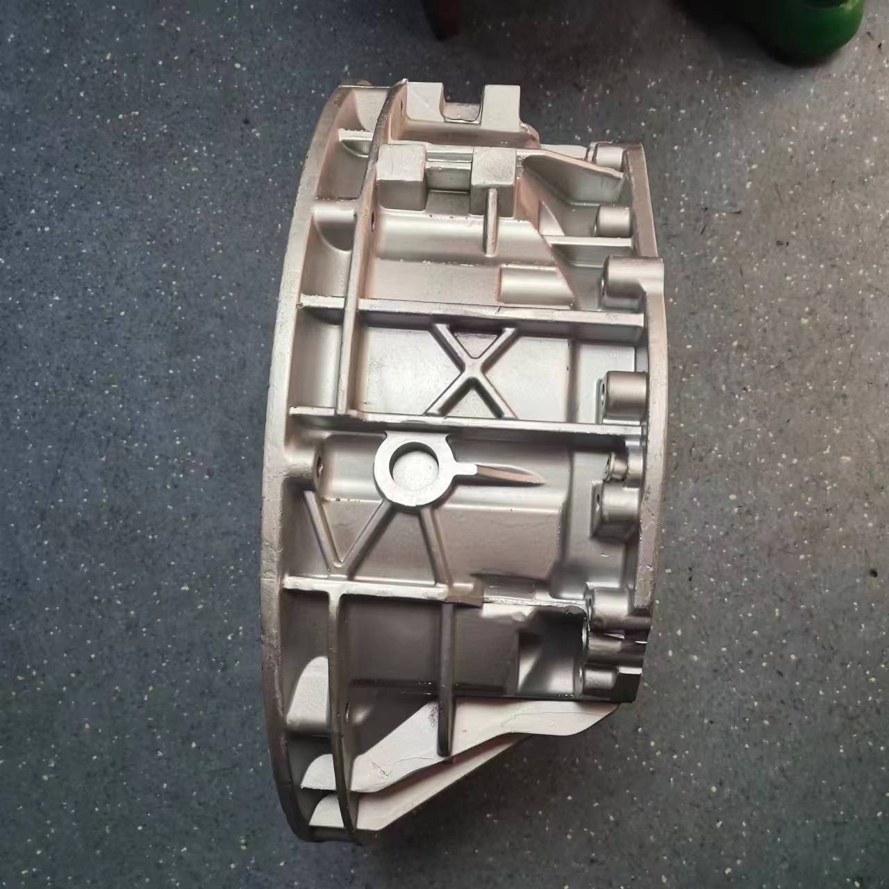 100% Tested SINOTRUK HOWO Truck Spare Parts Transmission Front Cover WG2220000001R-2R