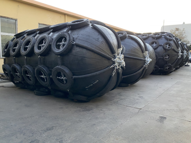 Port Using Pneumatic Yokohama Rubber Fender With Chain Tyre Net