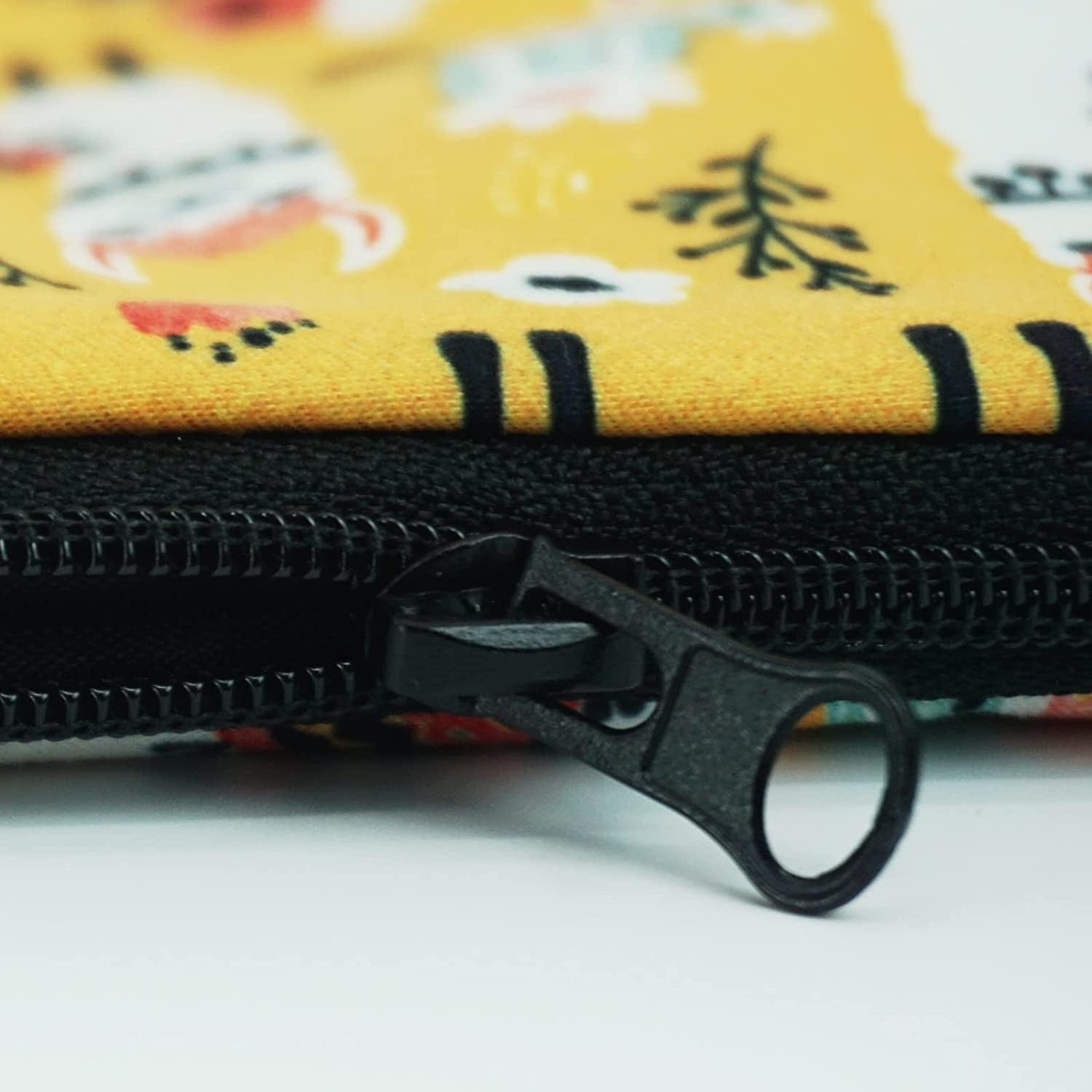 Shockproof and durable Makeup Bag for Purse Travel Toiletry Bag Accessories Organizer Zipper