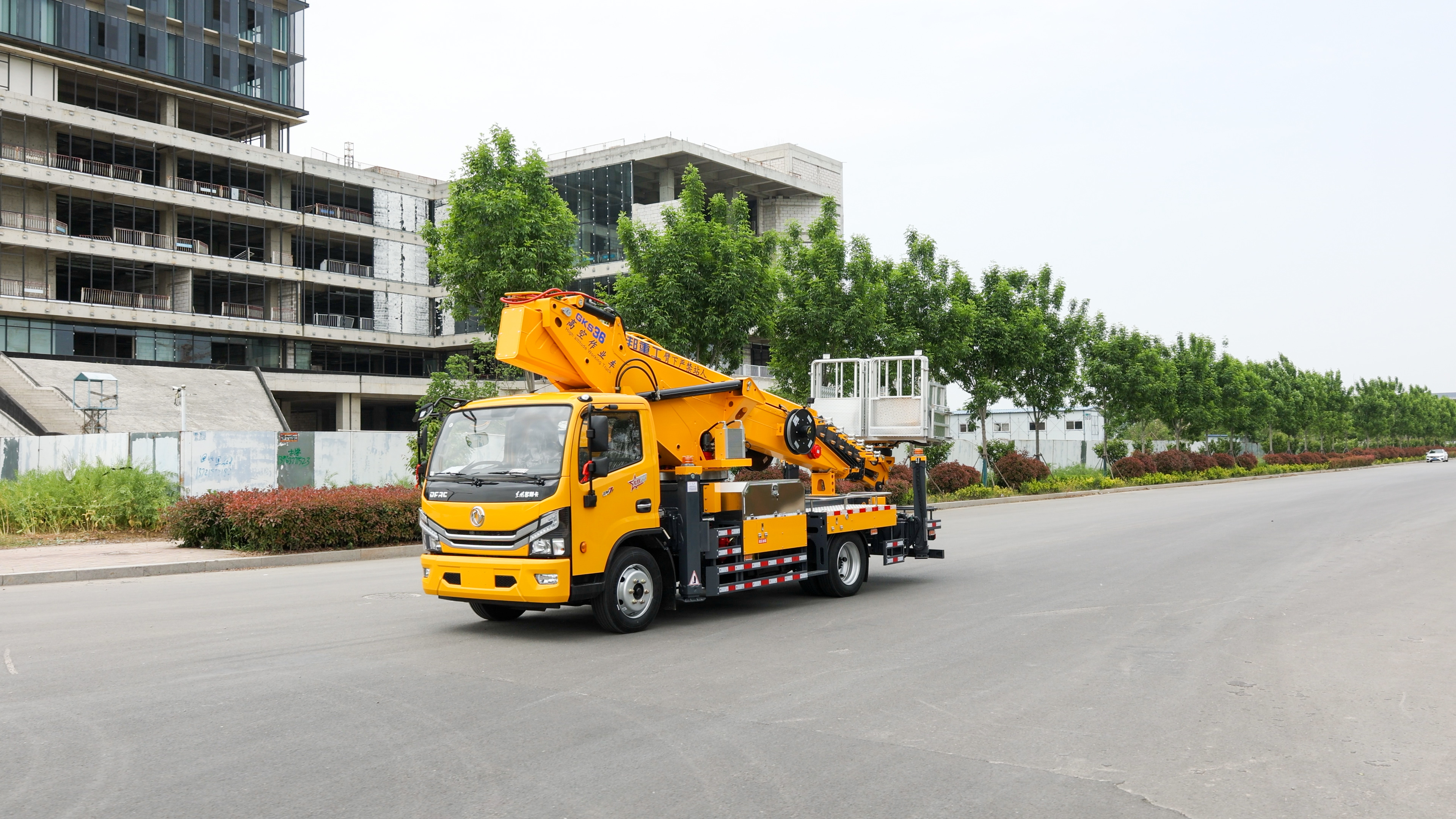 Lower Price 36m Man Lift lifting bucket type Articulating arm lift platform