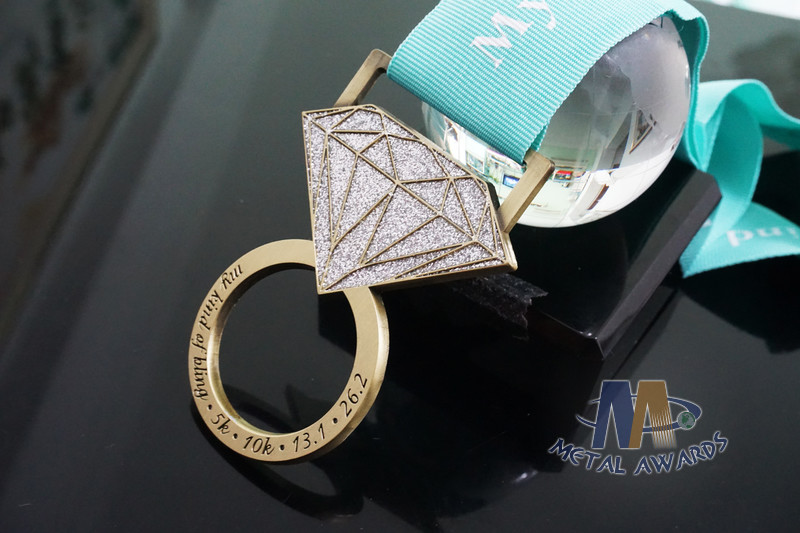 85mm Diamond Custom Race Medals Antique Gold Plating With Glitter Color