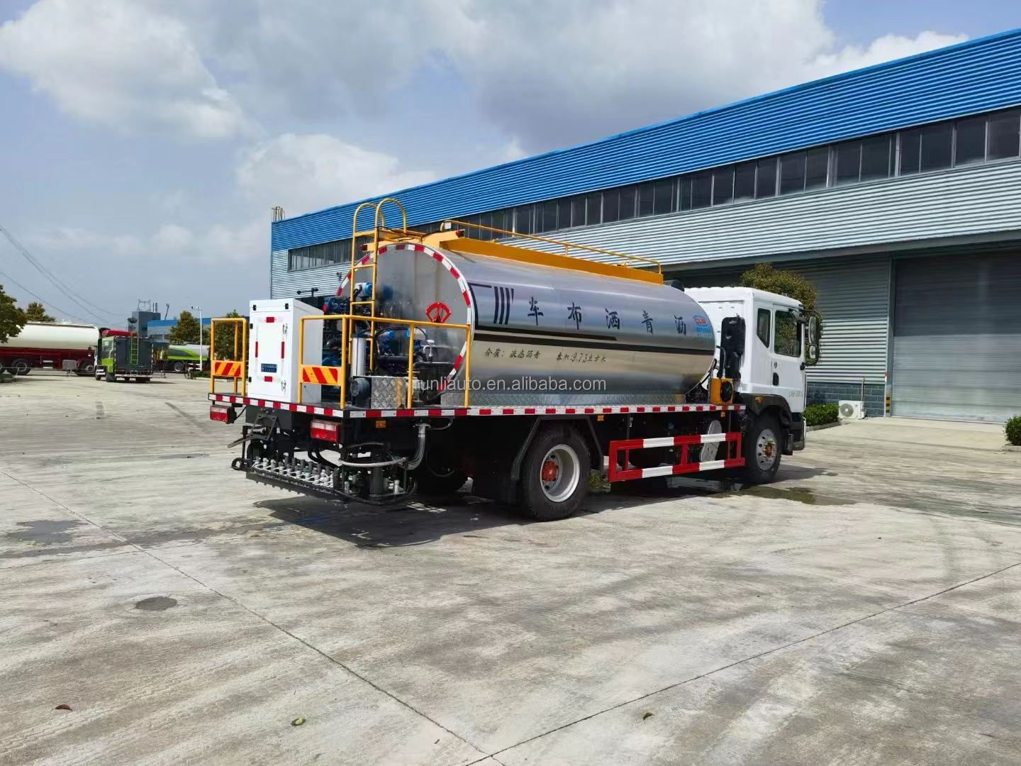 Automotive Asphalt Pressure Distributor for Road Maintenance Asphalt Distributor