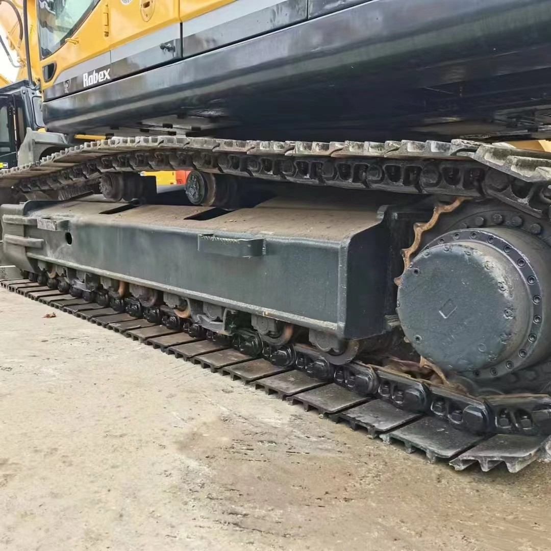 A second-hand Hyundai 305lc-9T tracked excavator in good condition