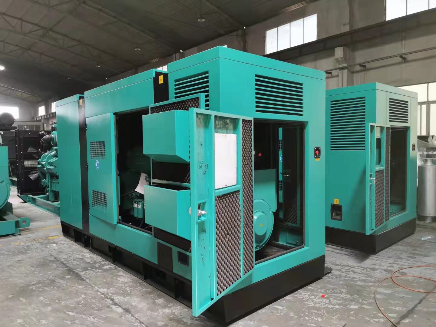 Trailer Cummins Electric Generator KTA19 G4 400kw Prime Power Diesel Generator