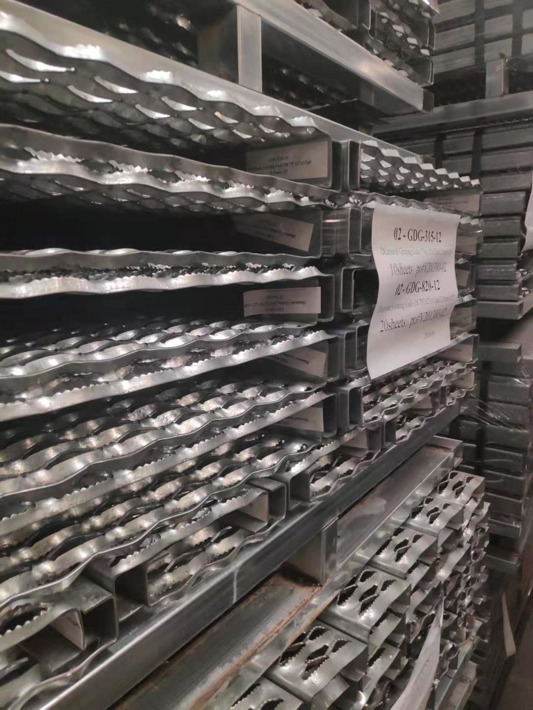 Antislip Grip Strut Safety Grating Diamond Hole Galvanized Steel 10 Gauge Walkway Plank