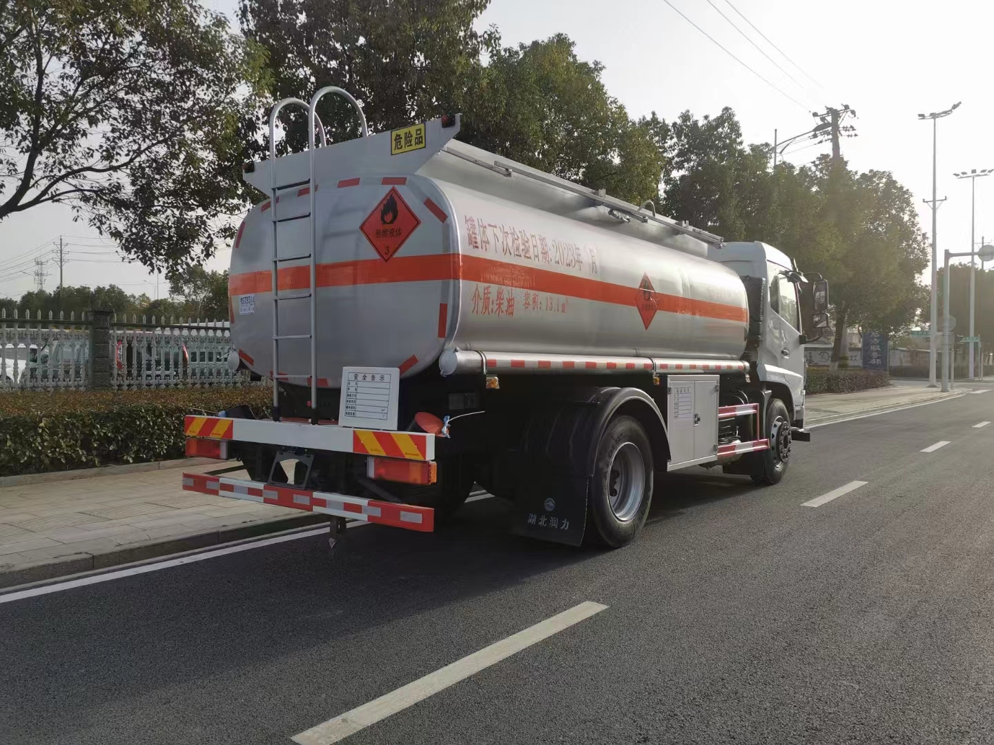 China National Heavy Duty Truck HOWO 4X4 All Wheel Drive 290HP 10CBM Oil Tank Truck