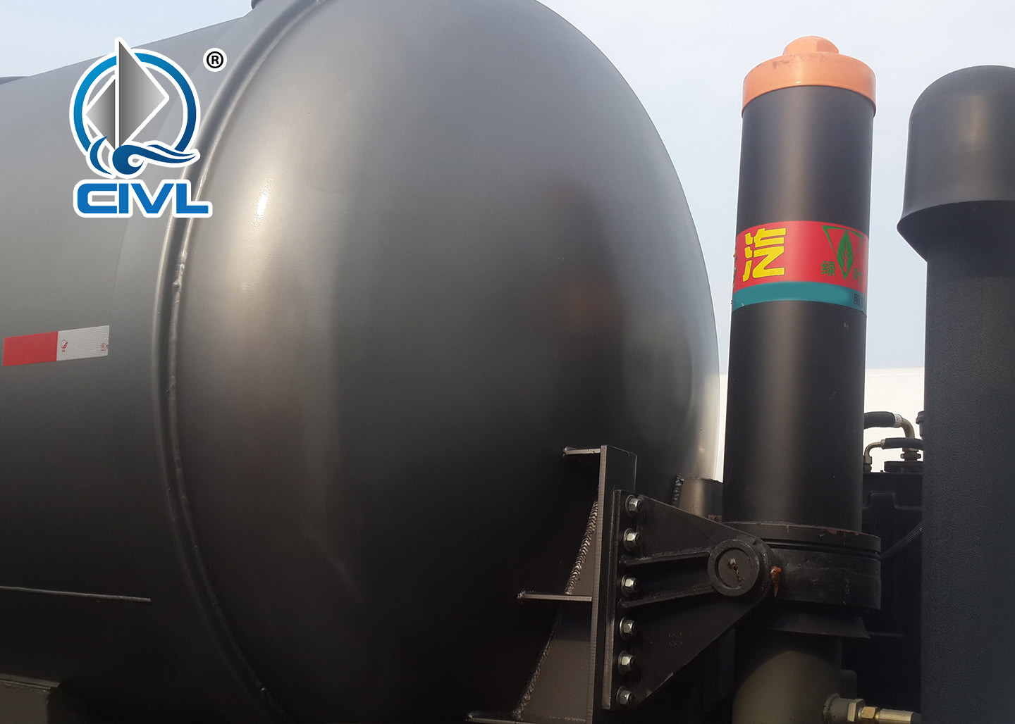 6 Cubic Meters Diesel Sewage Suction Truck with 5m Suction Depth 290HP