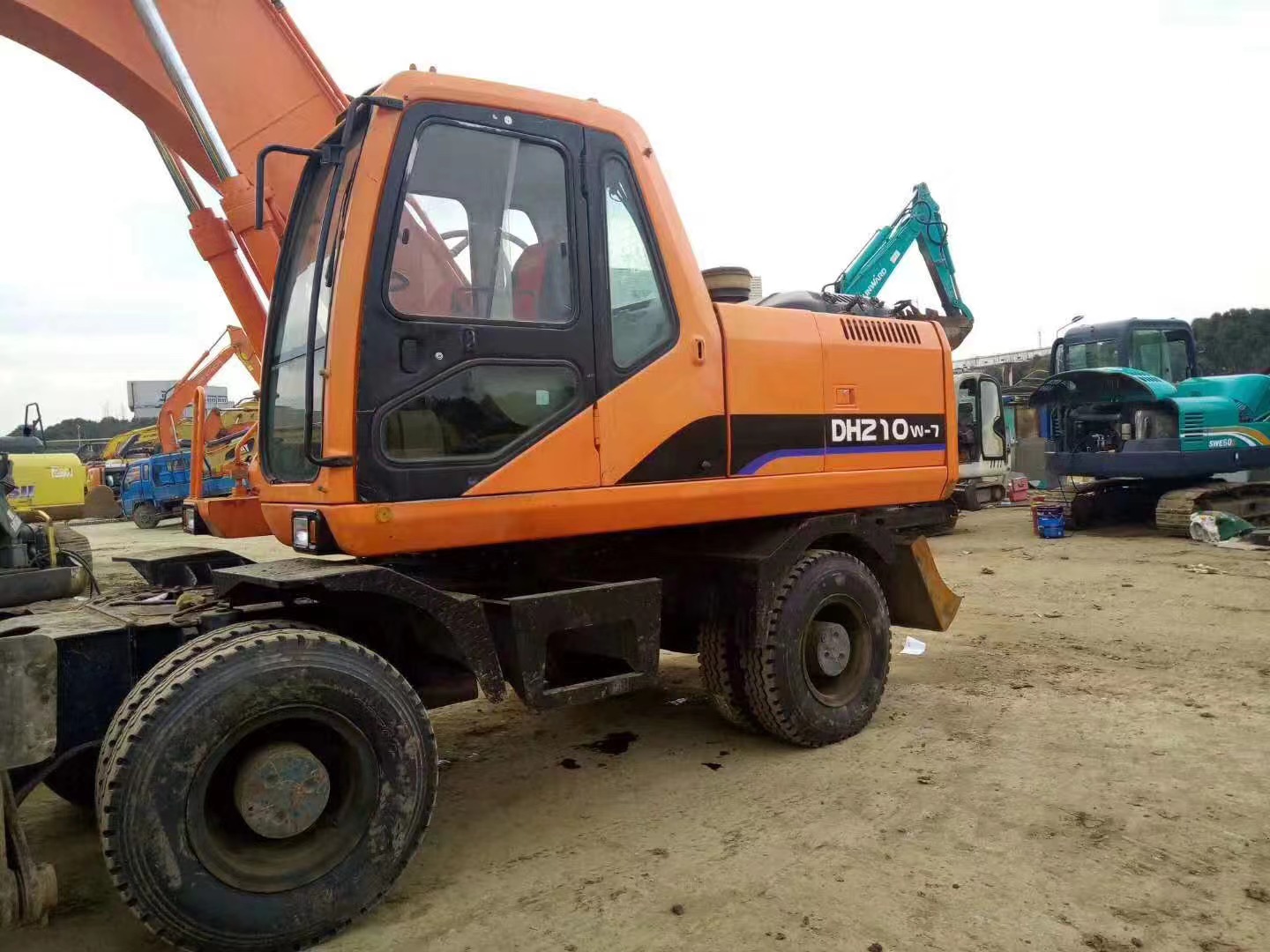 Doosan DH210W-7 Wheel Excavator in Shanghai Hot Made in Korea 19800kg Operating Weight