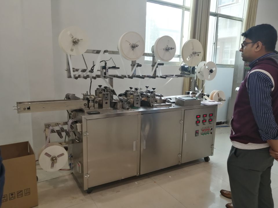 300-360 Pieces/Minute Production Speed Band-Aid Making Machine for First Aid Plaster