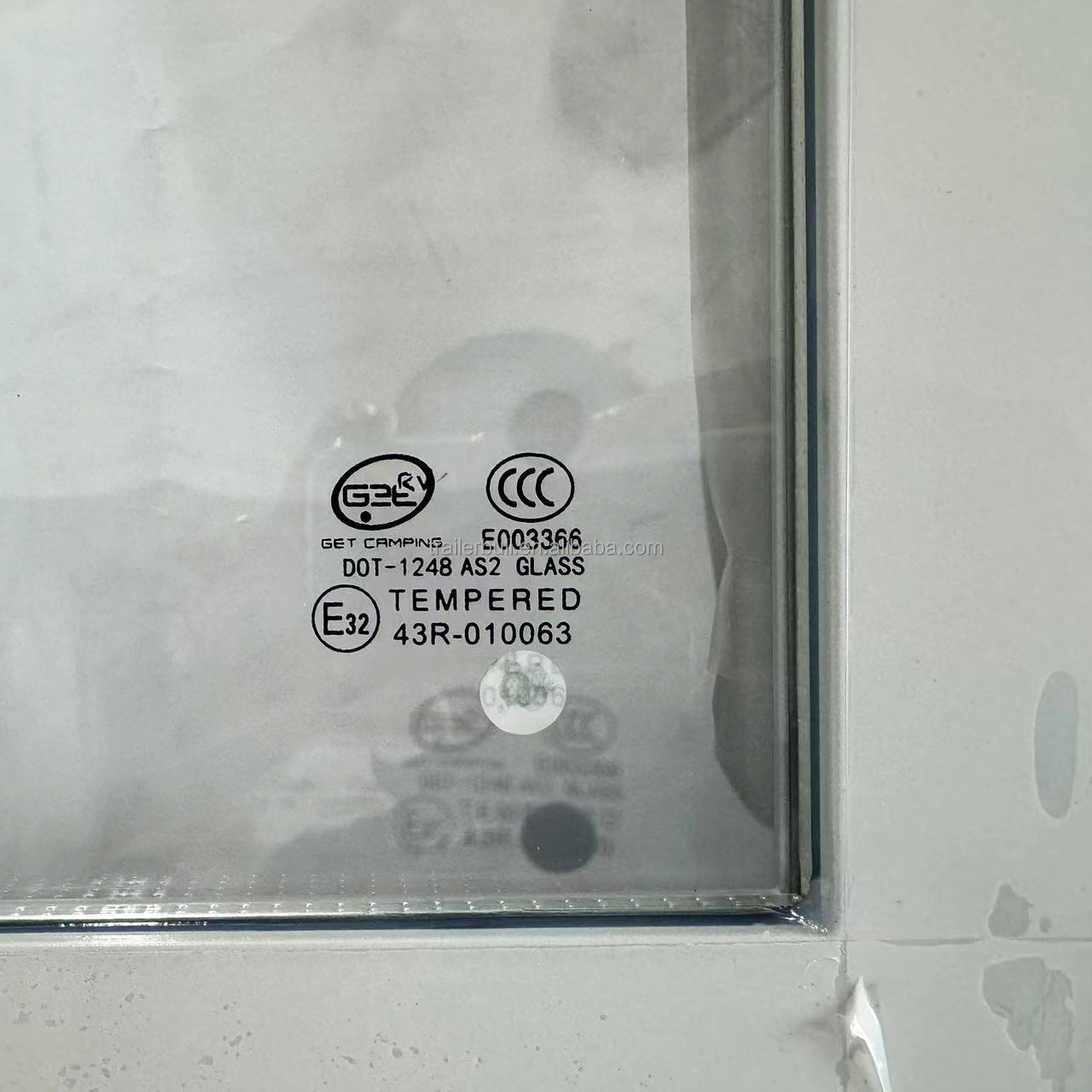Max. Open at 65 Degrees Customizable Tempered Glass Expedition Windows for RV Trailers