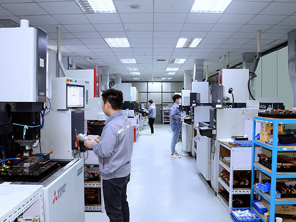 Vdi21-24 Metal Insert Molding , Divear Surface Polishing Cavity Molding Process
