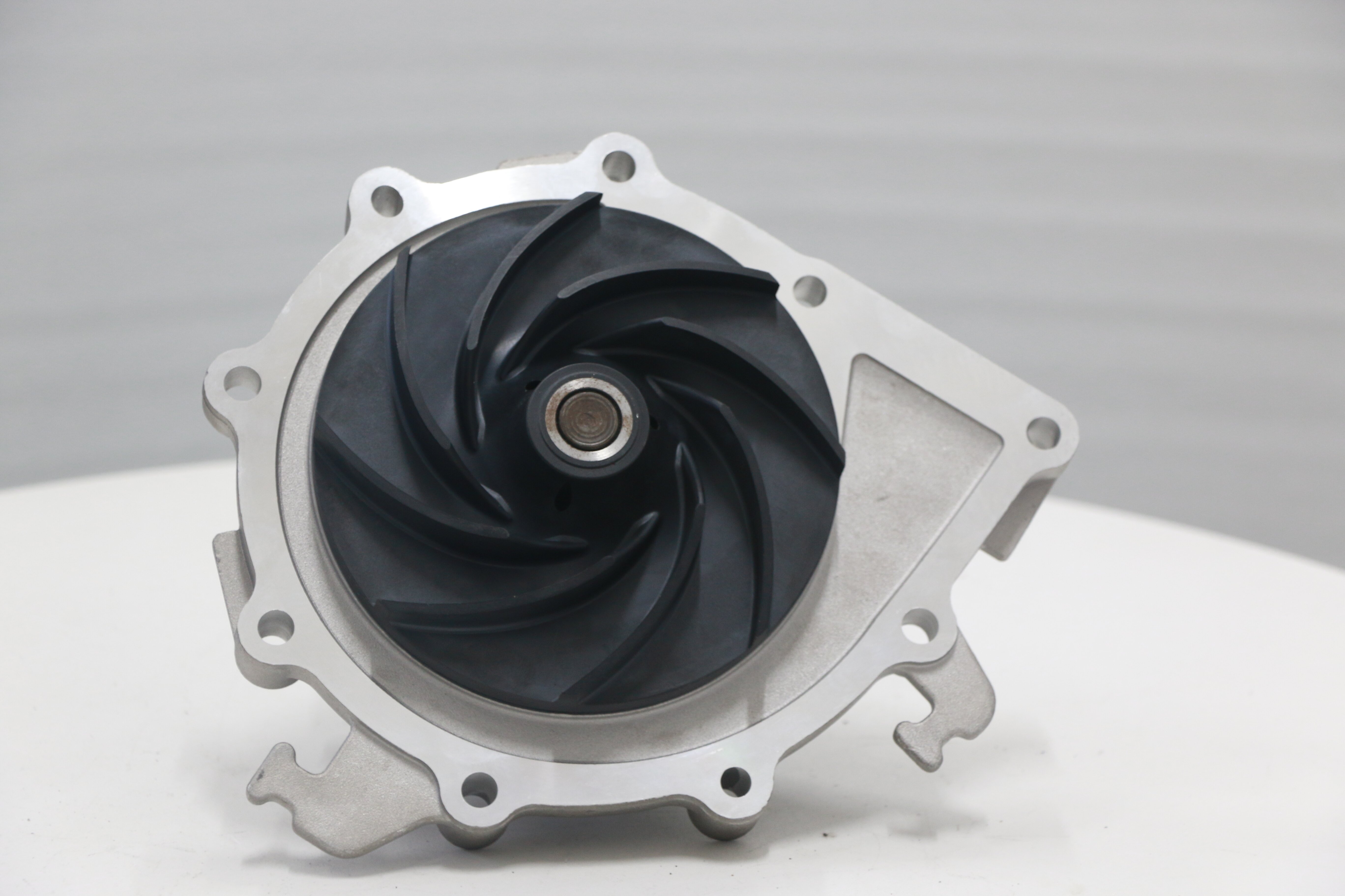200V06500-6694 Sinotruman Water Pump for 3kg Truck Diesel Engine and Long-lasting
