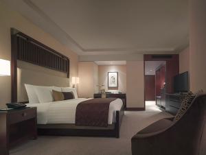  Luxury Zebrano Veneer Finished High End Bedroom Furniture Set / Full Size Bedroom Sets Manufactures