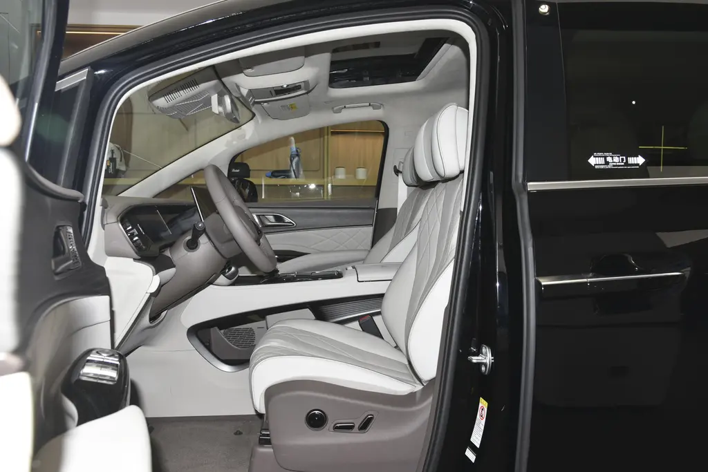2023 Tengshi D 9 DM-i 970 All Wheel Drive 180km Plug-in Hybrid 7seat MPV with Brown Interior and Maximum Torque of 681Nm