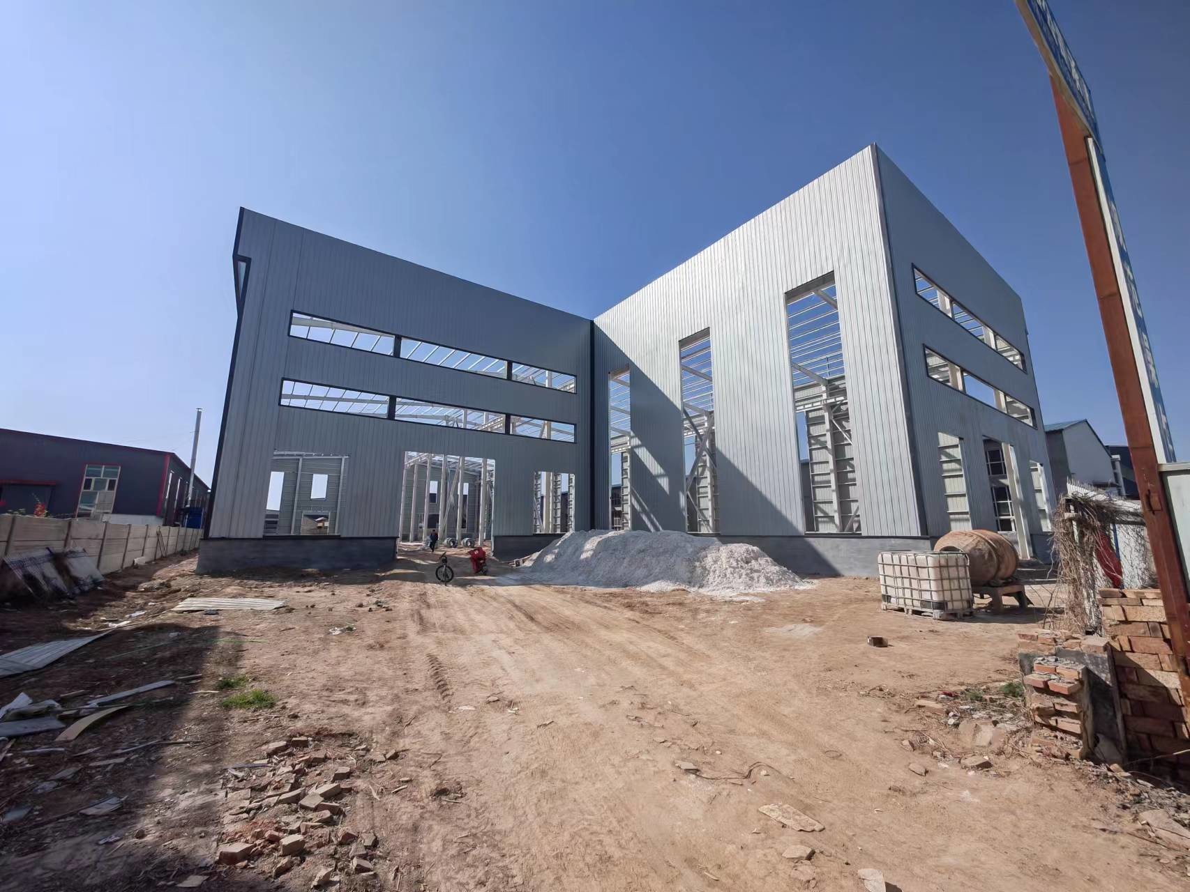 Painted Hot Dip Galvanized Steel Frame Workshop With Versatile Sandwich Panel Door