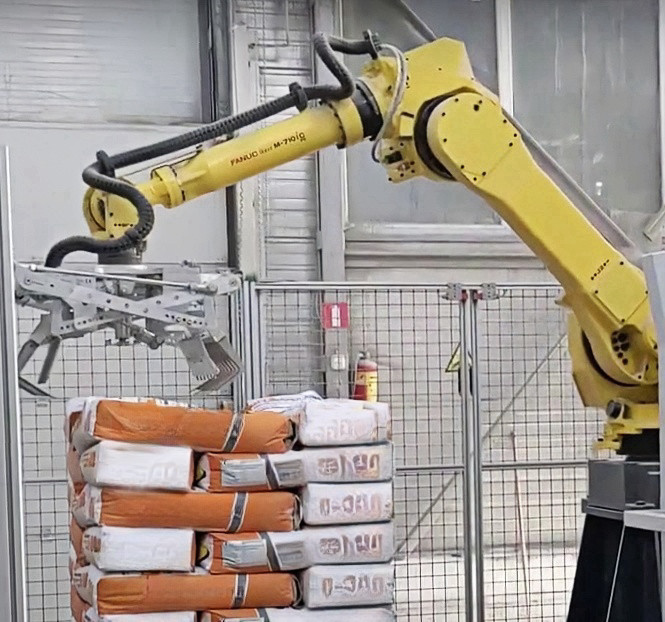 Robotic Palletizer FANUC M-710iC/70 Glass Vacuum Lifter Handling Machine Robot Liquid Handling Robot Stock Supplier