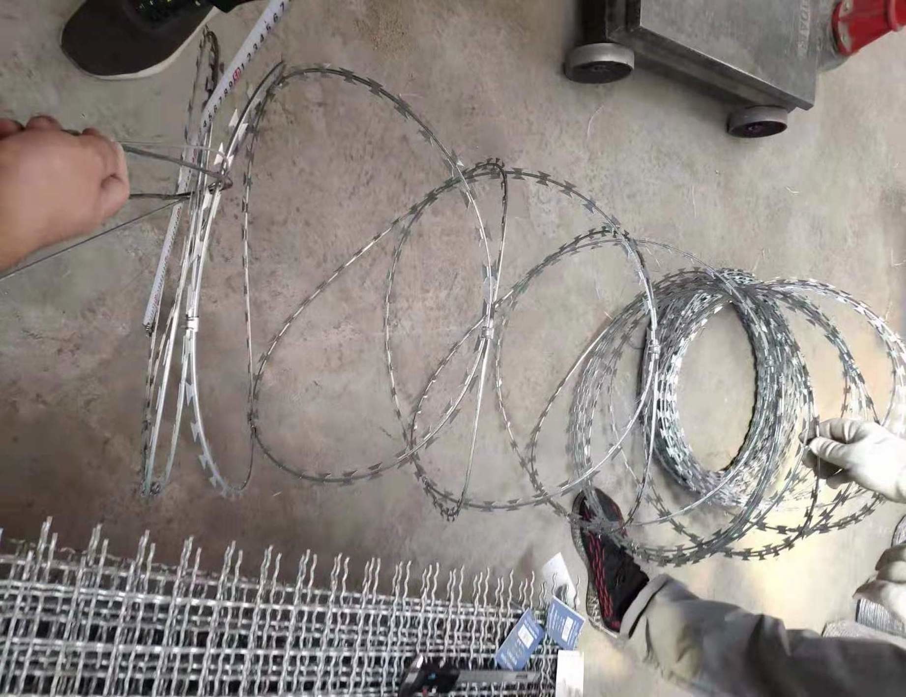 Yellow Fence Razor Barbed Wire Electrostatic Prison Razor Wire Powder Spraying