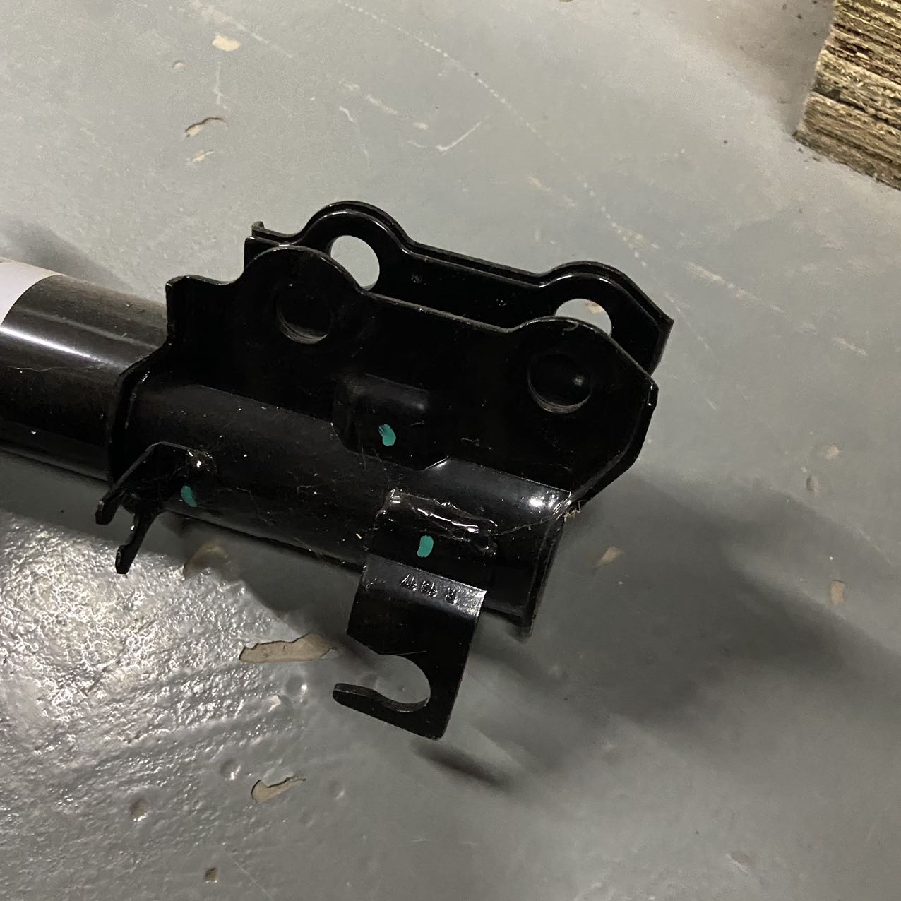 SAIC MG ZS Front Right Shock Absorber Assembly Auto Suspension OE 10242085 Rubber Steel