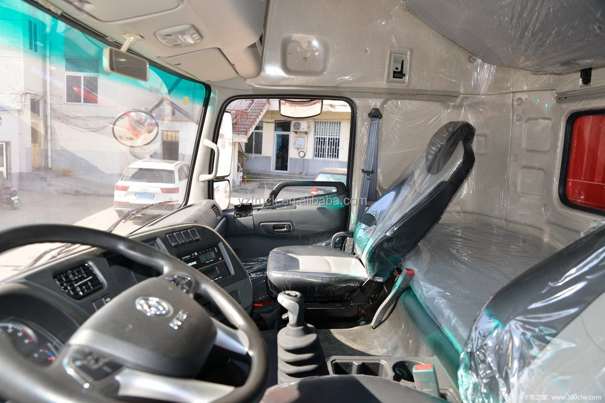 Transport Love Cows Safely and Efficiently with Dongfeng Left Hand Driving Cargo Trucks