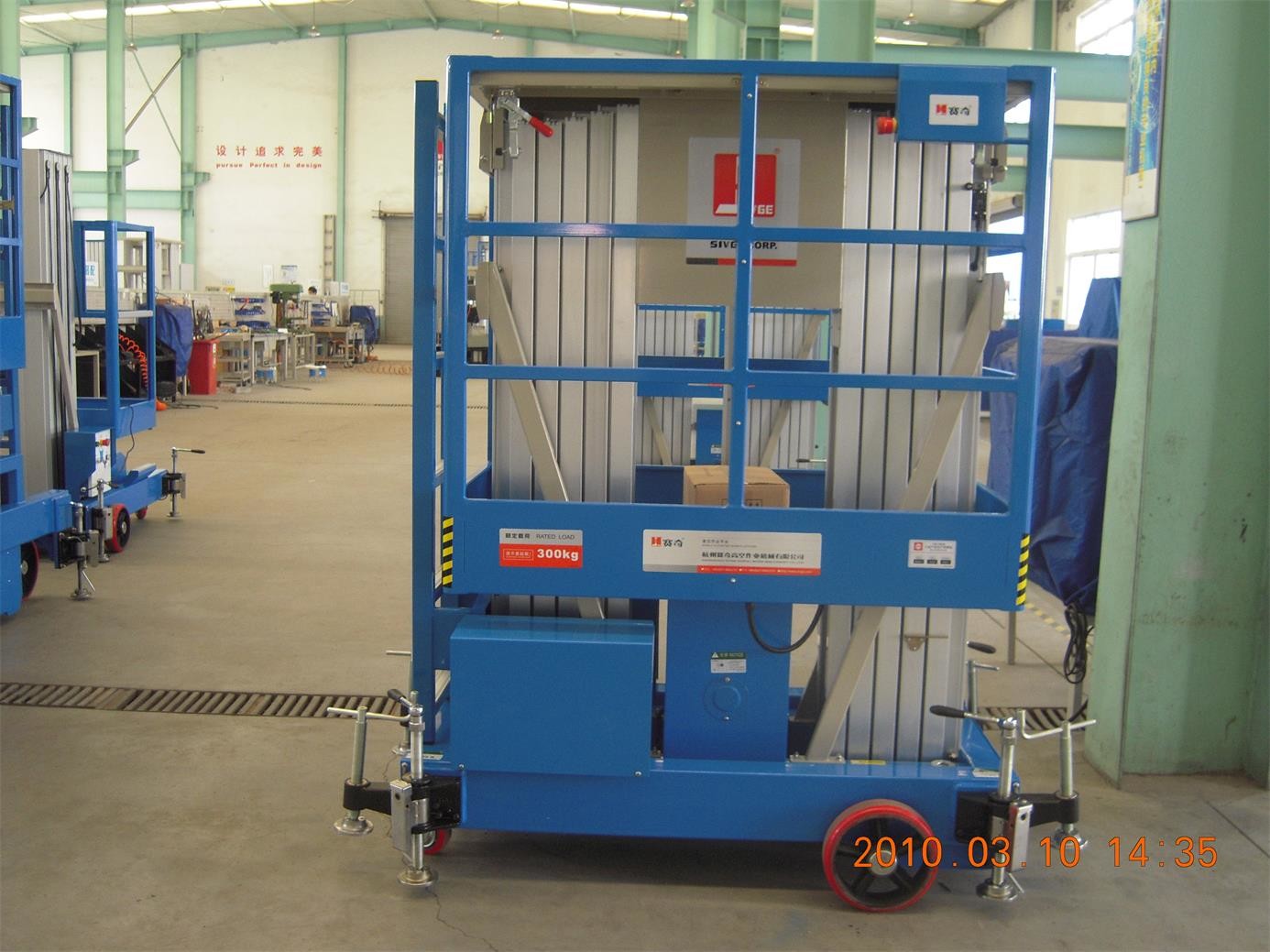 Aluminum Hydraulic Lift Platform , Blue Dual Mast Mobile Elevated Platform