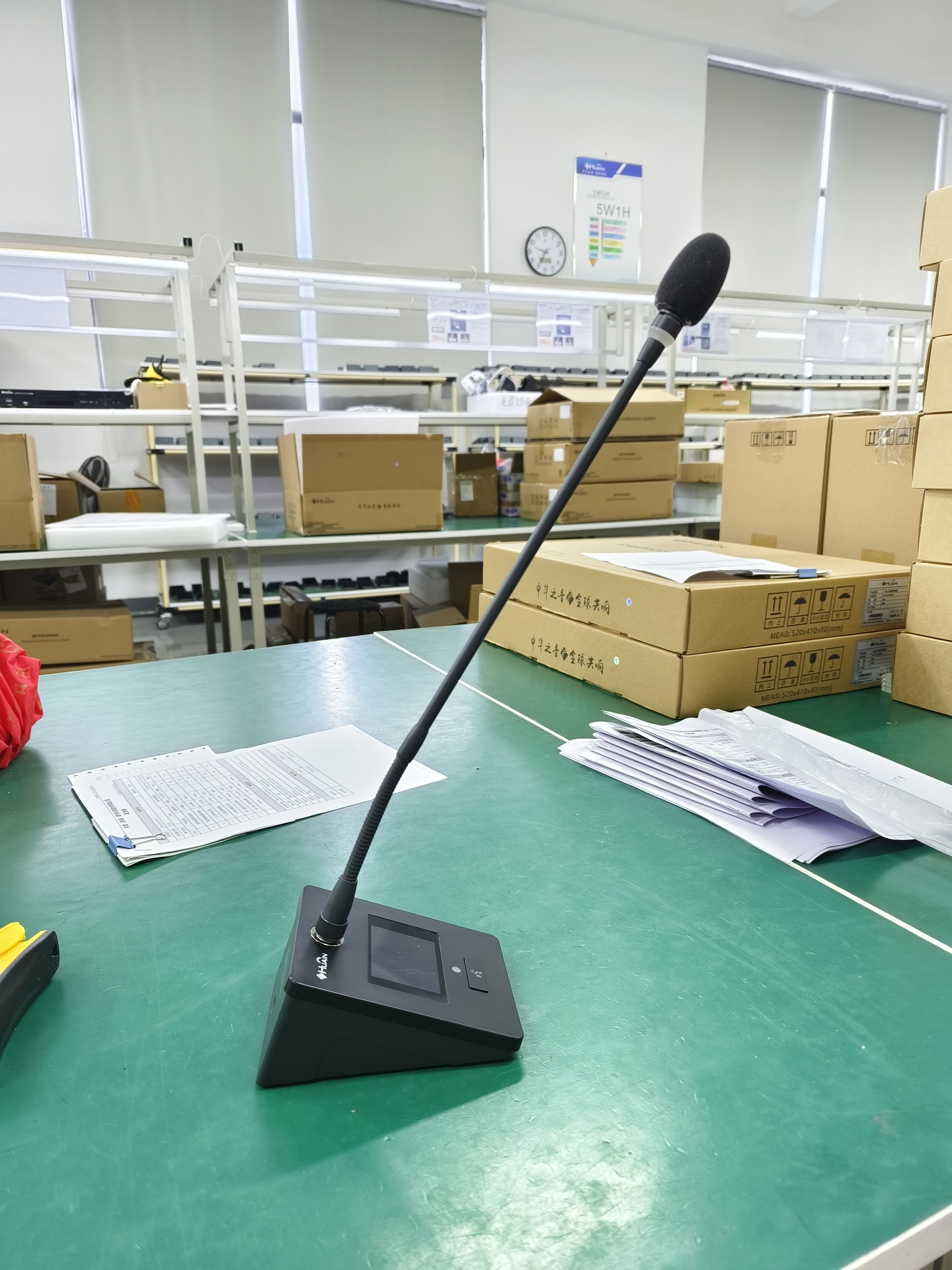 Wireless Microphone System Physical Button UHF 4 Channel Lecture Desktop