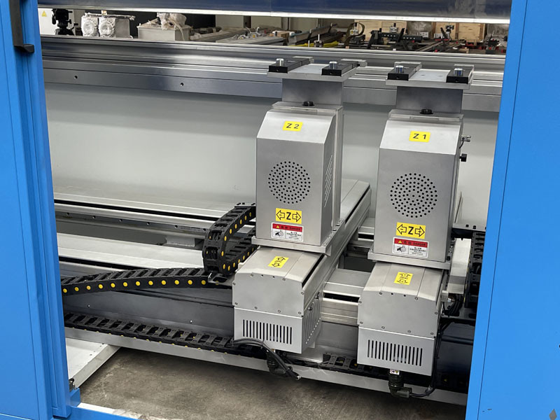 Hydraulic CNC 8 +1 Axis Press Brakes Electrohydraulic Press Bending Brake For Special-Shaped Workpieces