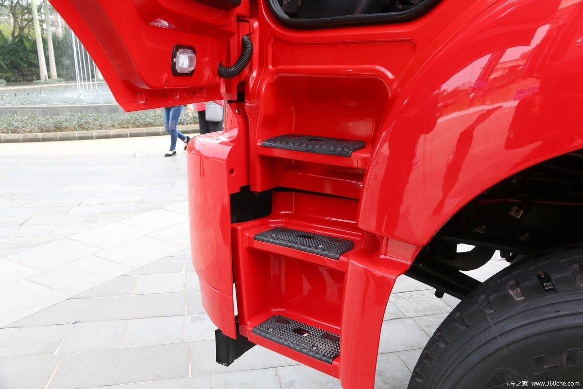 SAIC Hongyan Jieka C500 3 Driver Tractor Head Truck 110km/H