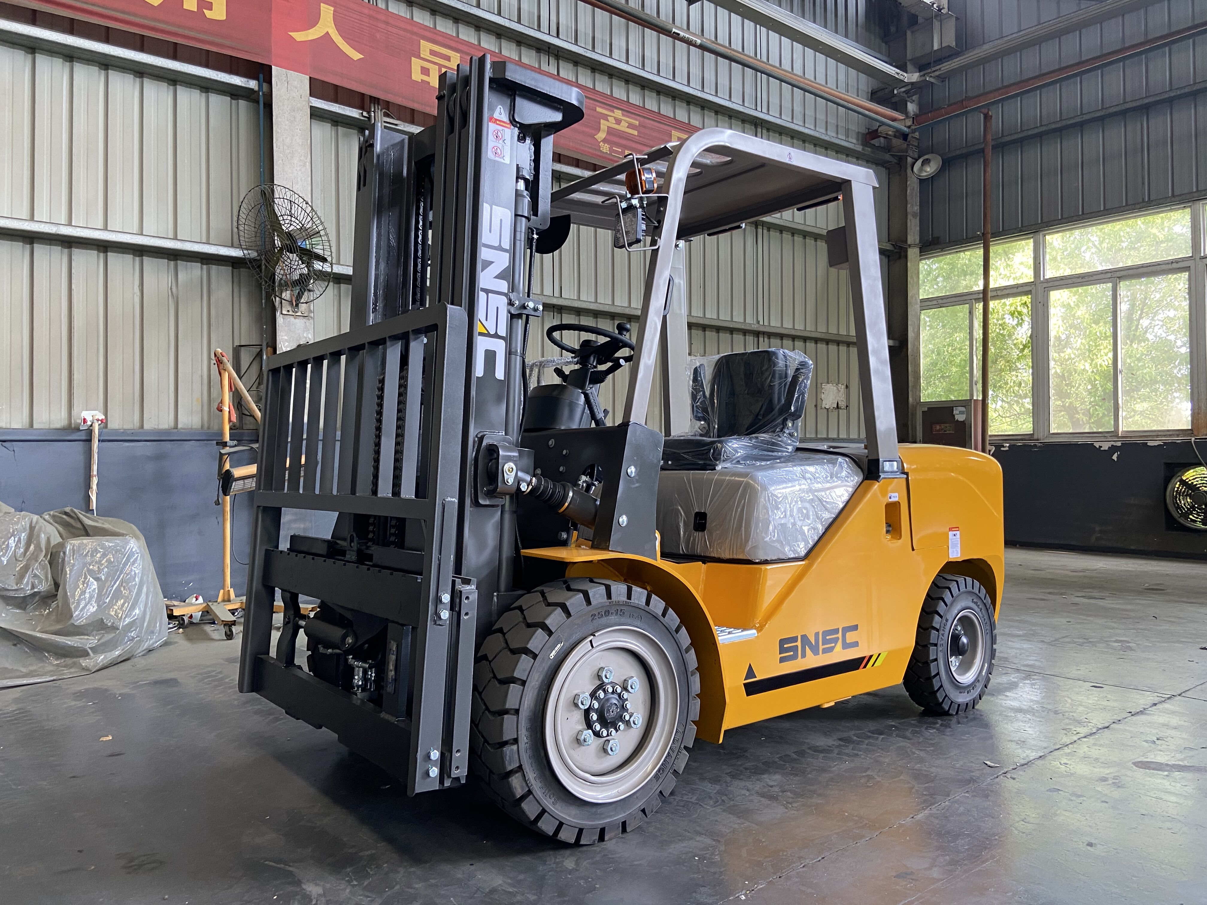 Powerful Diesel Engine 4ton Rough Terrain Forklifts for Off Road Handling and Lifting