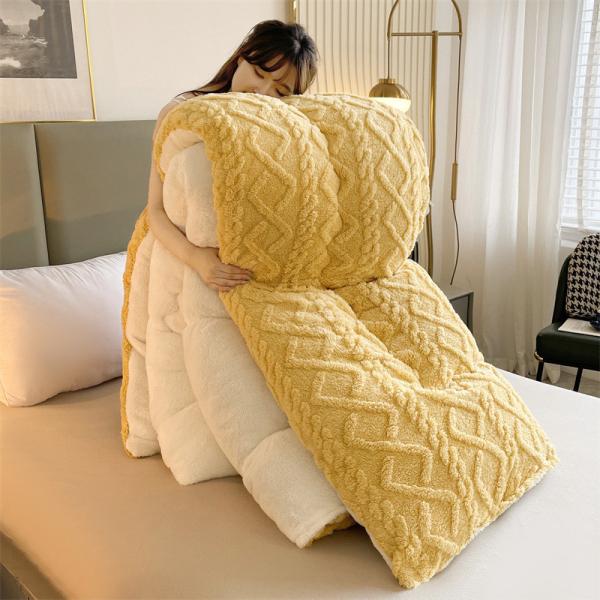Customized Color Thickened Warm Lamb Fleece Quilt for Sustainable Chemical Fiber