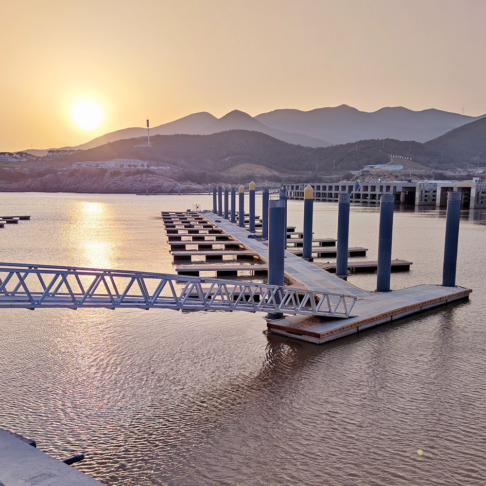 Customized Aluminum Alloy Gangway Ramps With Rollers For Marina Floating Pontoon