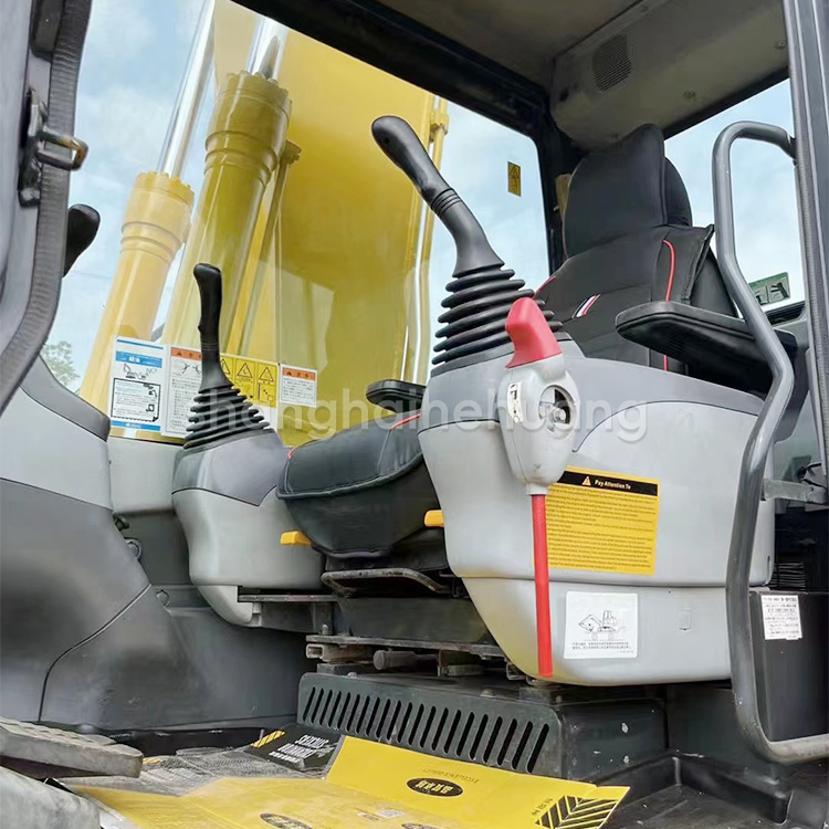 0.65m3 Second Hand Komatsu 160 Excavator With Cummins Engine And Original Color