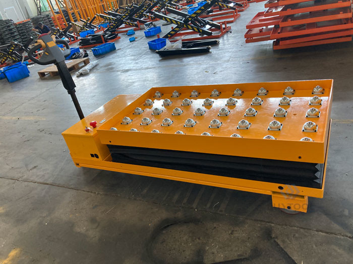 Portable Mobile Hydraulic Scissor Lifting Platform With Skirt Protection 1020x610mm