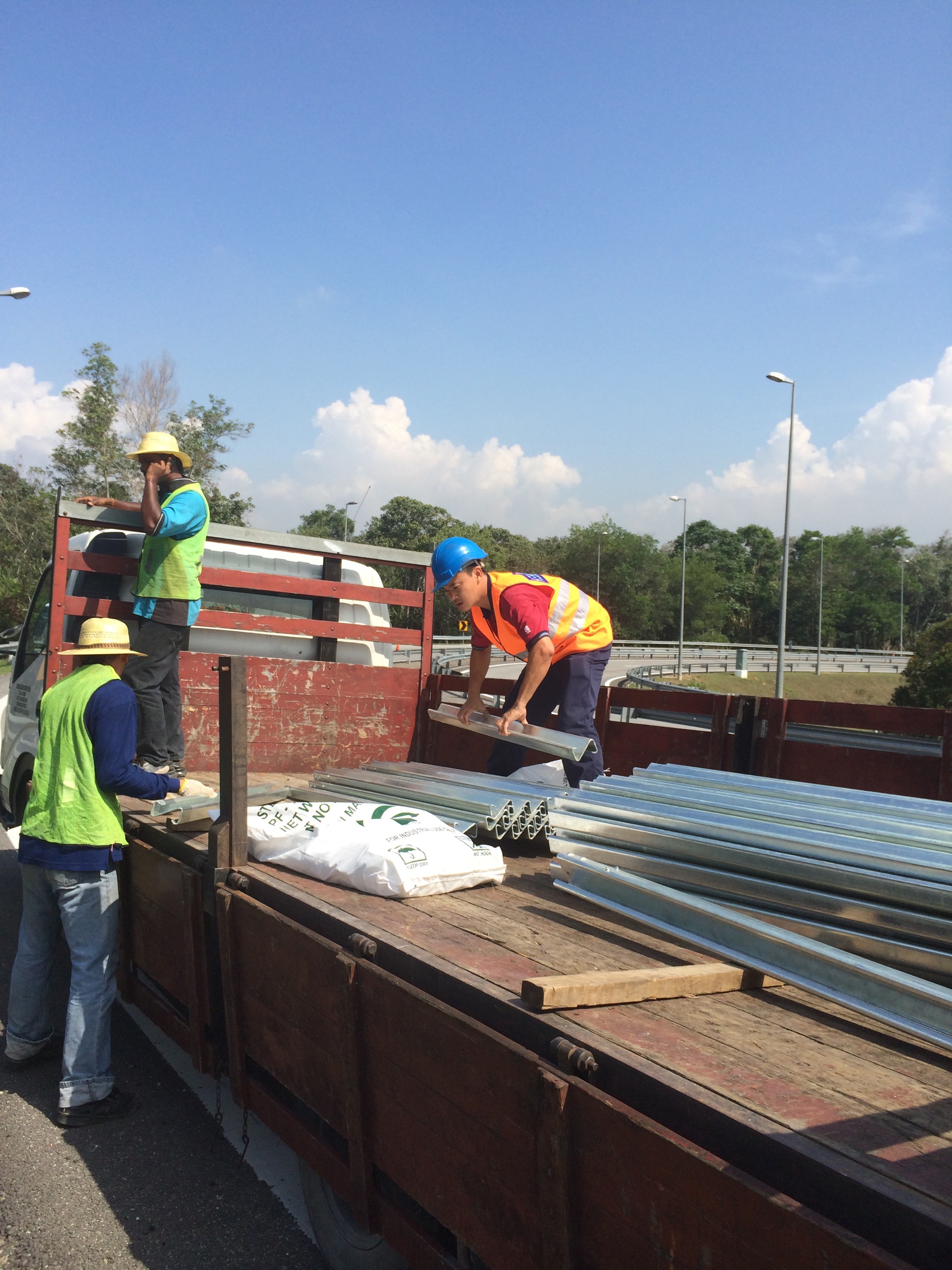 Galvanized Q235 Q345 W Corrugated Beam Metal Highway Guardrail