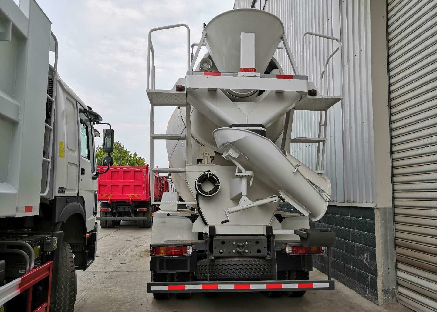 10 Wheel 10 Cubic Meters Concrete Mixing Equipment 371hp 9000 * 2550 * 3950mm