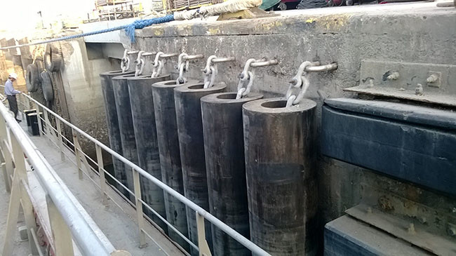 High Strength Cylindrical Marine Fenders For Efficient Docking Operations