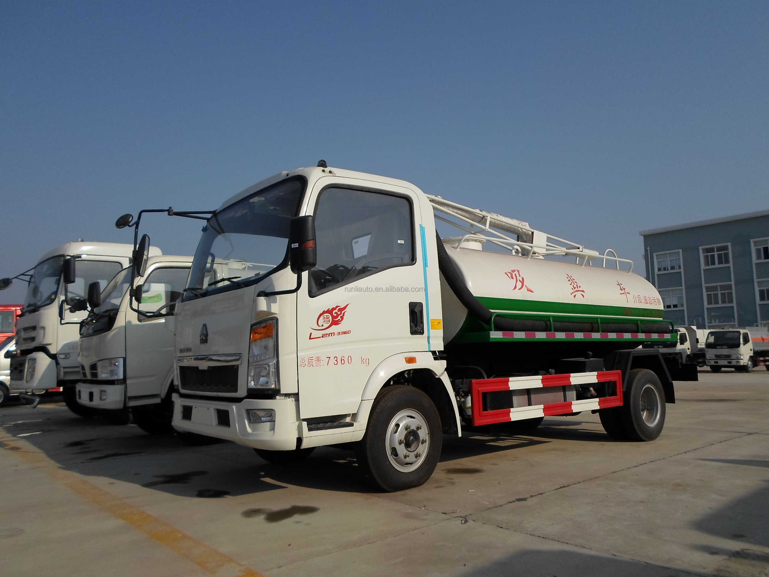 HOWO 4X2 Fecal Suction Truck 4000 Liters Euro II Suction Sewage Truck