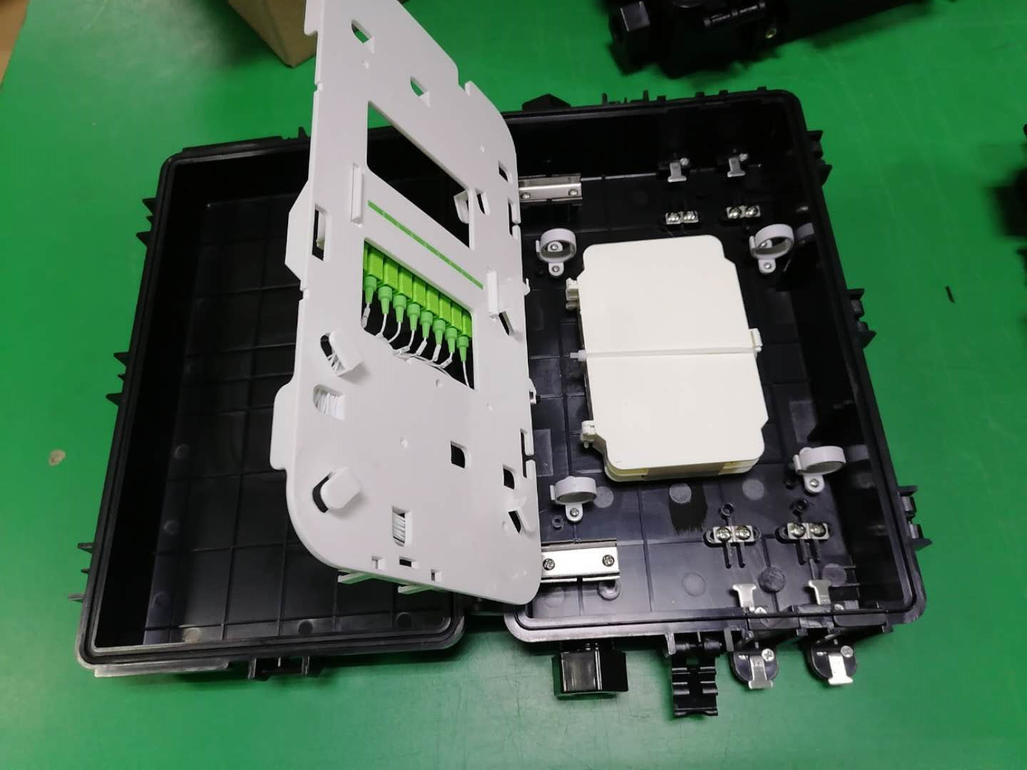 IP65 SC APC FTTH Distribution Closure With 1x8 PLC Splitter