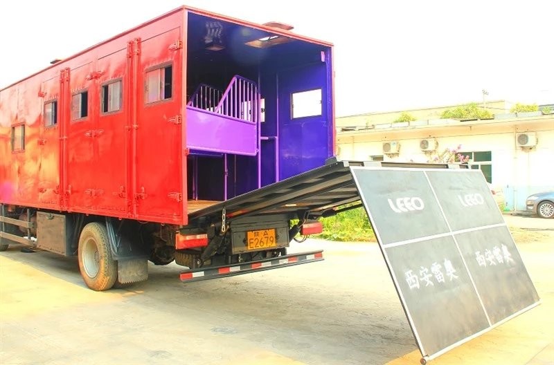 Cutomized Color Hydraulic Van Tail Lift Width 1800mm Auto Power DC12V For Lorry