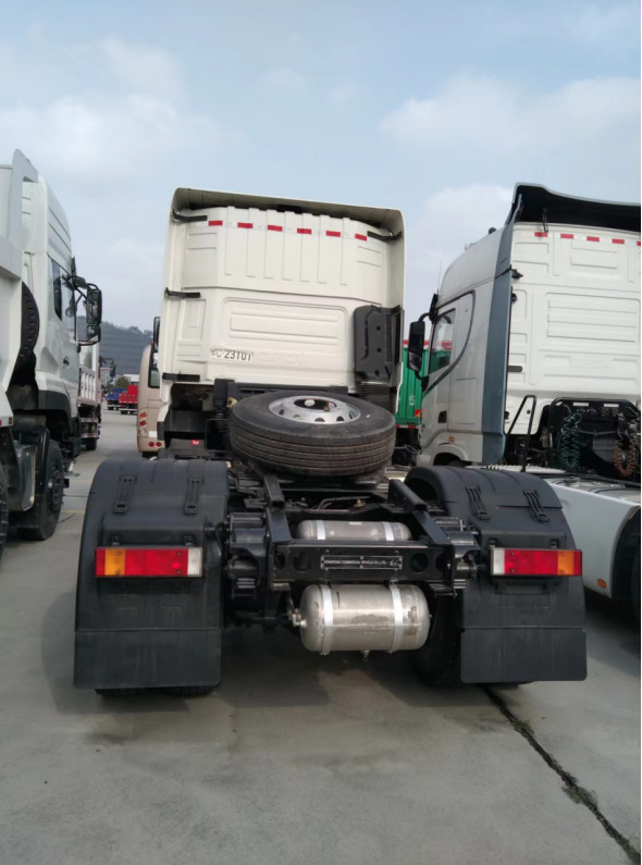 Used Tractor Trucks Euro 5 DONGFNEG 4X2 Drive Mode Tractor Head 465hp Total Traction Mass 30 Tons LHD