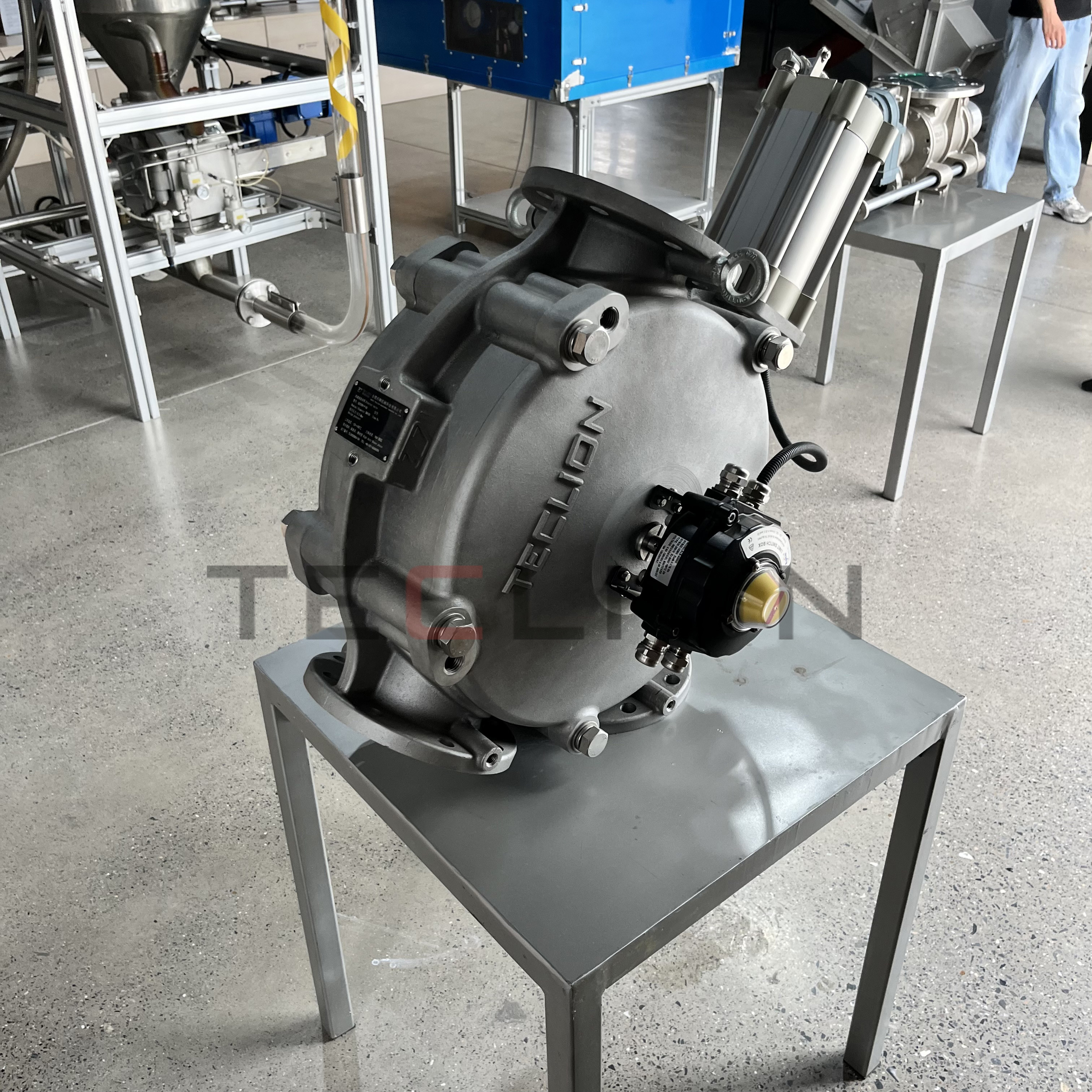 Dual channel directional valve suitable for dense phase transportation pipelines