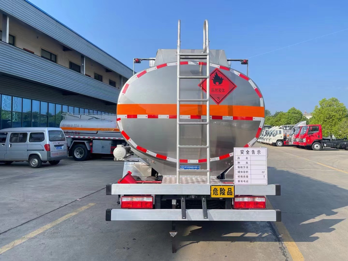 Diesel Engine 4X2 Drive Fuel Tank Truck , Metal Tank 6 Tires lPG transport truck