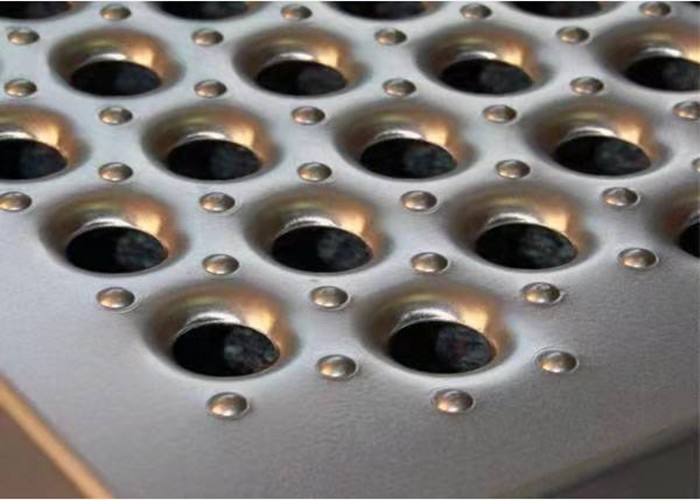 Perforated Serrated Grating , Grip Strut Safety Grating For Stair Treads