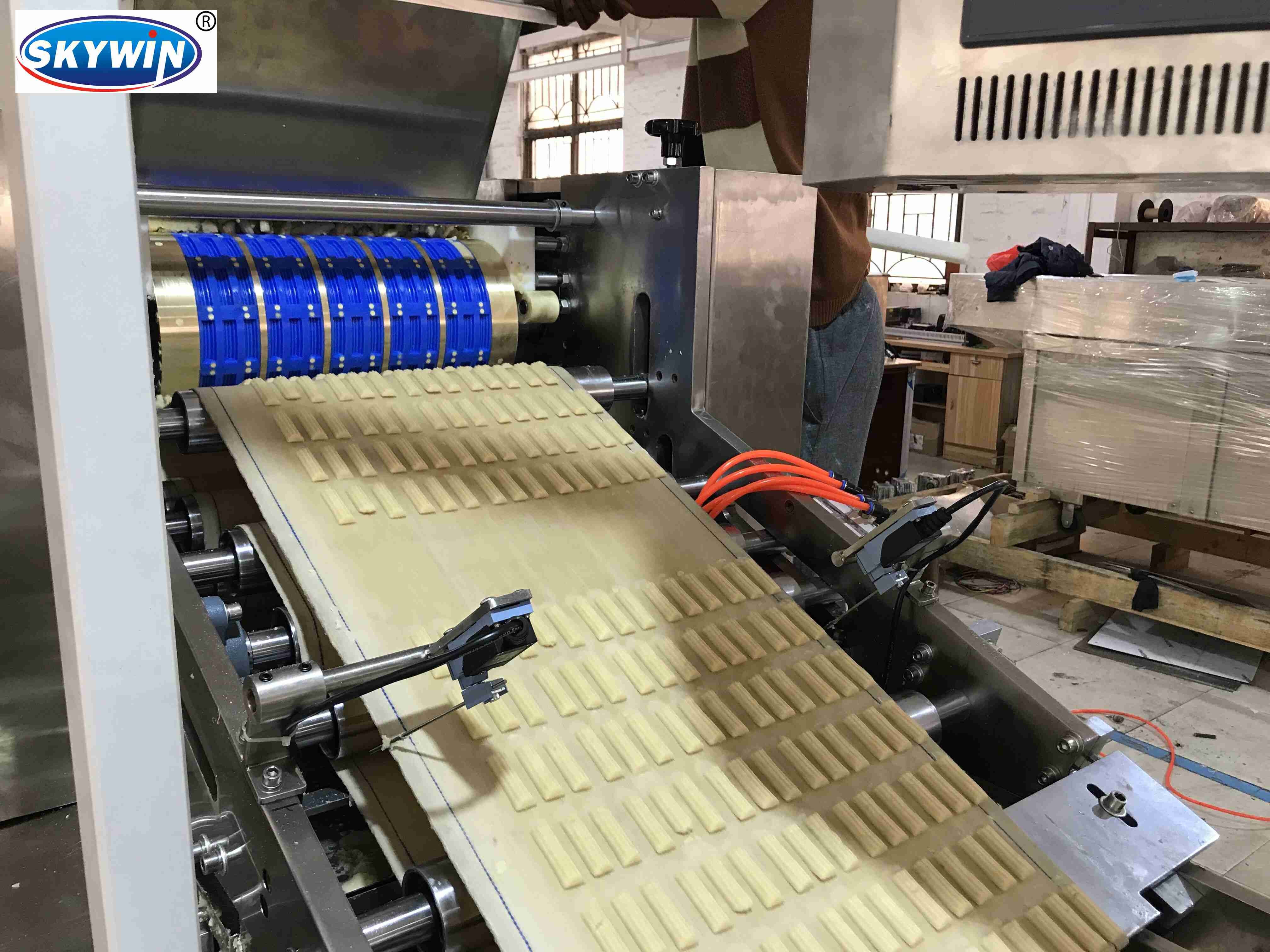 Touch Screen Control Tray Type Biscuits Making Machine 400 MM Width Rotary Moulder