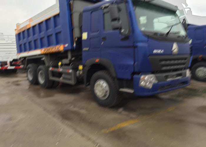 10 Wheels SINOTRUK Dump Truck LHD 371 HP 20CBM 30 - 40 Ton HYVA Hydraulic Cylinder