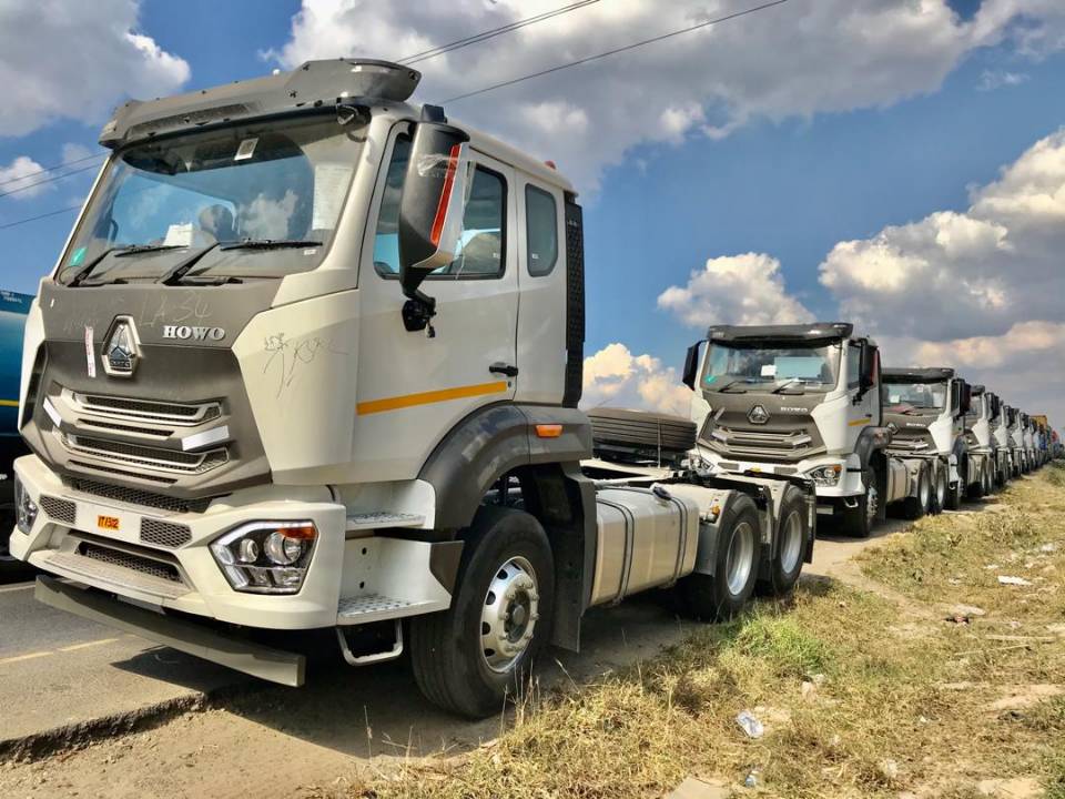 Sinotruk howo 160HP 4x2 6x4 8000L mobile sewage sludge suction vehicle vacuum septic tank truck for sale in south africa