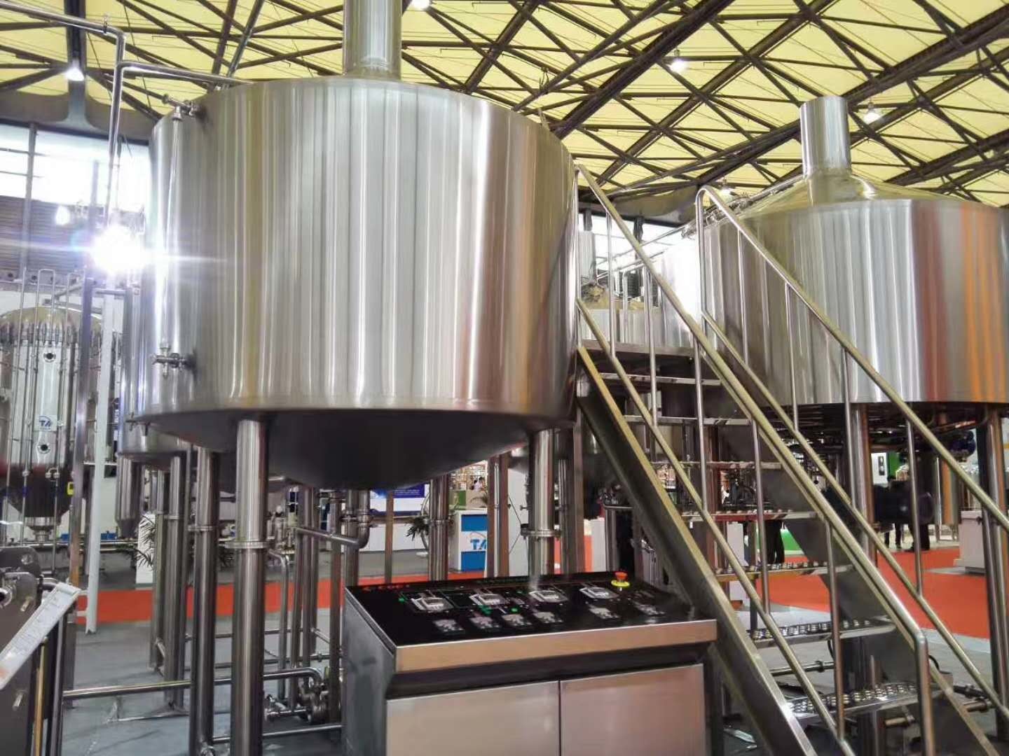 Stainless Steel Turnkey Microbrewery Equipment Microbrewery Tanks Electric Heating